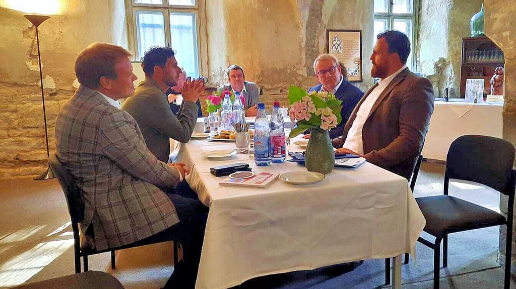 Grünenchef Felix Banaszak (2.v.l.) tauschte sich am Dienstag im Weißenfelser Kloster Sankt Claren mit Sewig-Geschäftsführer André Zschuckelt, dem Vorsitzenden des Klostervereins Olaf Brückner, Landrat Götz Ulrich und Oberbürgermeister Martin Papke (v.l.n.r.) aus.