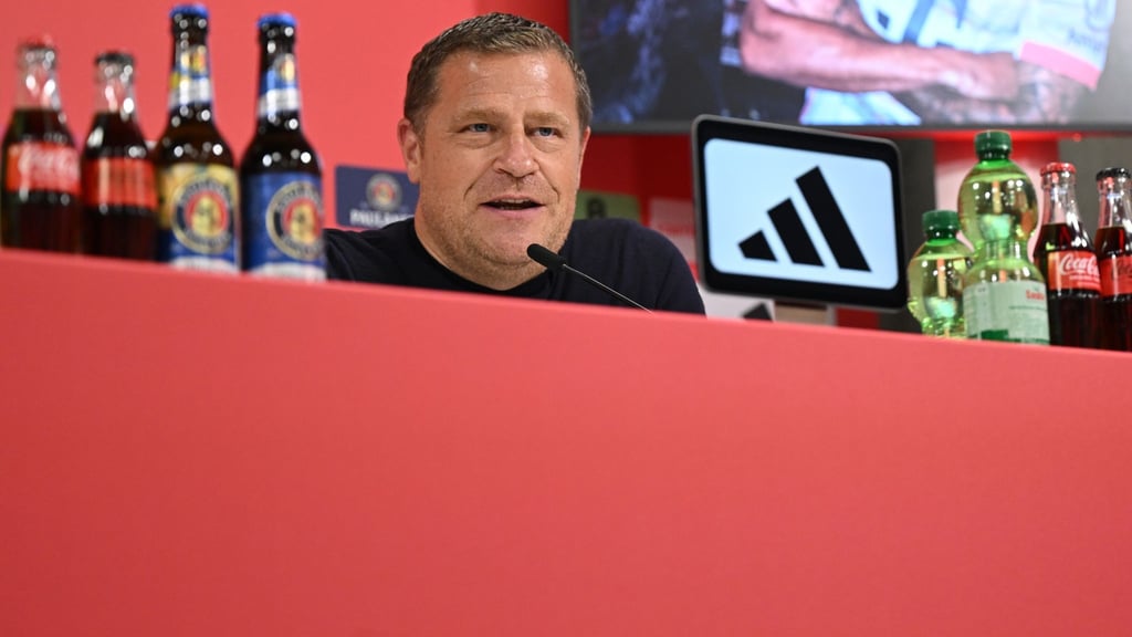 Sportvorstand Eberl bei der Diaz-Vorstellung.