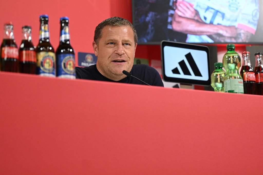 Sportvorstand Eberl bei der Diaz-Vorstellung.