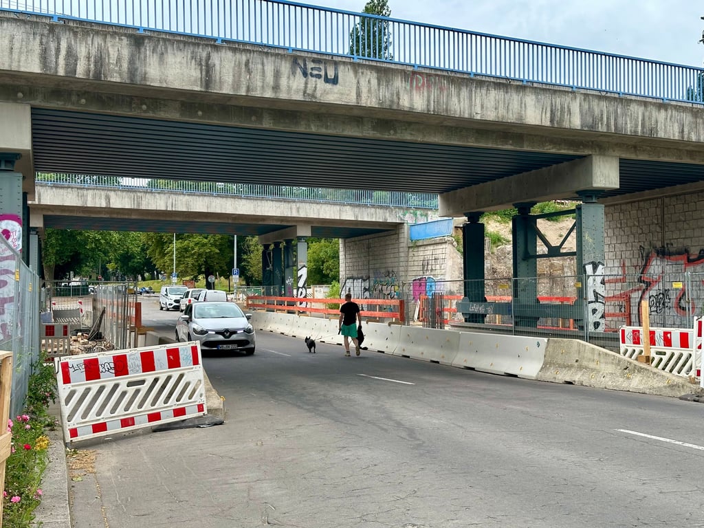 Baustelle in der Carl-Miller-Straße: Umleitungen und Sperrungen gehören in Magdeburg aktuell zum Straßenbild - für Autofahrer bedeutet das oft längere Wege und mehr Verbrauch.