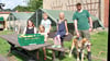 Der Gnadenhof von Familie Moritz bei Osterburg bekommt tatkräftige Unterstützung von Freiwilligen.  Alexandra Haack, Marc Fengler und die Kinder Paul, Mads und Amely packen regelmäßig mit an.