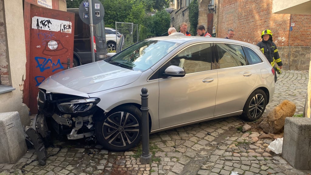 Beim Versuch, am Marschlinger Hof in Quedlinburg zu wenden, fuhr ein 87-Jähriger zunächst gegen den Findling (rechts) und krachte anschließend gegen ein Haus.