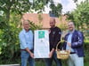 Stephan Koppelin aus Hüttenrode (Mitte) hat mit seinem SagenCraft Honig-Marzipan-Aufstrich einen Kulinarischen Stern abgeräumt. Dafür gab es außerdem ein extra großes Hofschild von Wolfgang Zahn (links) von der AgrarMakrketing-Gesellschaft. Der Honig stammt unter anderem von Bienen, die am Kloster Michaelstein ihr Domizil haben. Die Produkte gibt es auch im Klostershop. Ganz zur Freude von Museumschef Simon Sosnitza (rechts).