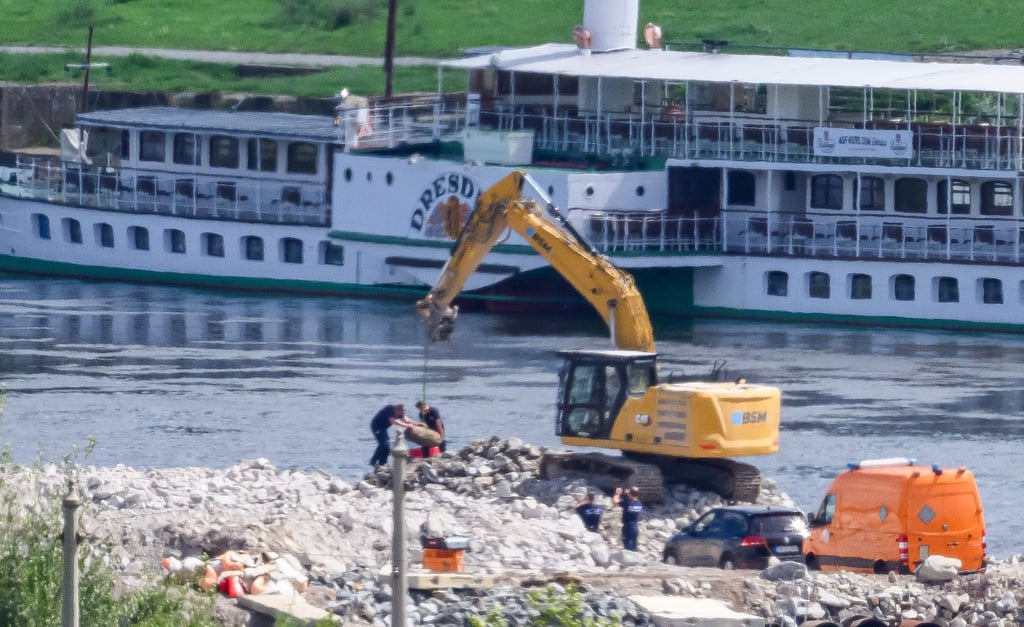 Mitarbeiter der Kampfmittelbeseitigung Sachsen transportieren während der Entschärfung am Fundort eine 250 Kilogramm schwere Weltkriegsbombe ab.