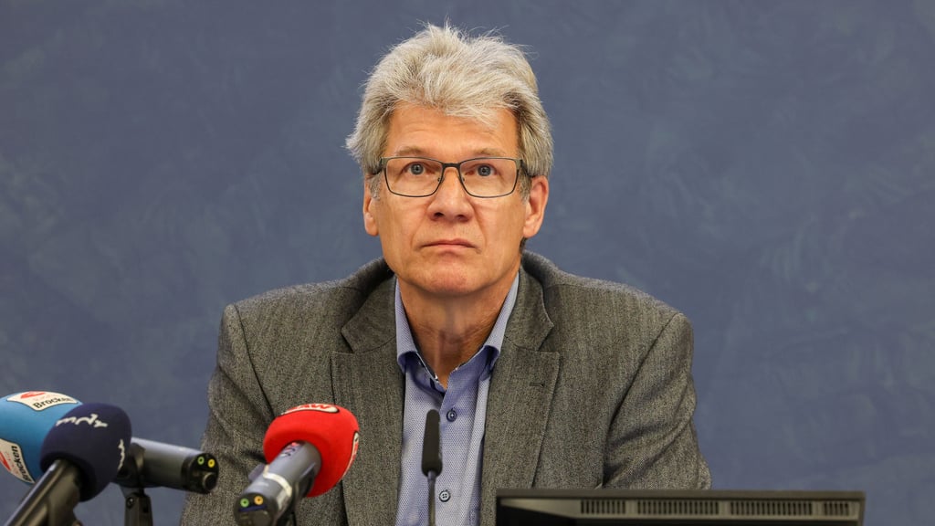 Statiker Helmut Gnade klärt über die Schäden der Ringbrücken über die Halberstädter Straße und die Brenneckestraße in Magdeburg auf.