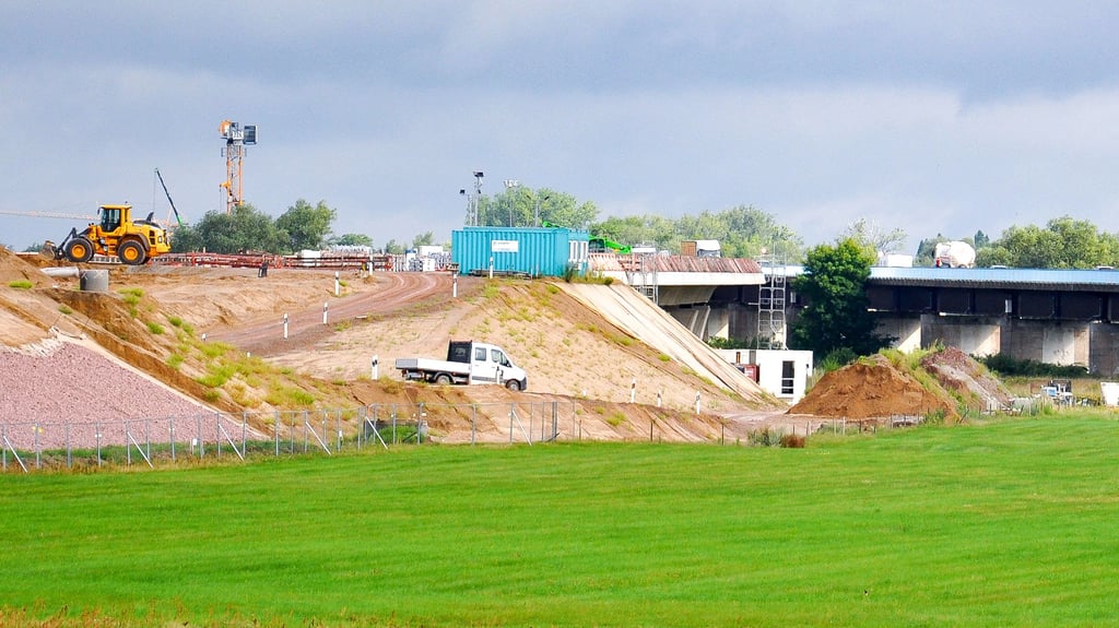 Blick vom Elbdeich Höhe Märsche (Geestgottberg) gen Wittenberge im August 2025: Links die A14-Brücke im Bau, rechts die blaue B189-Brücke, die bald erneuert wird.