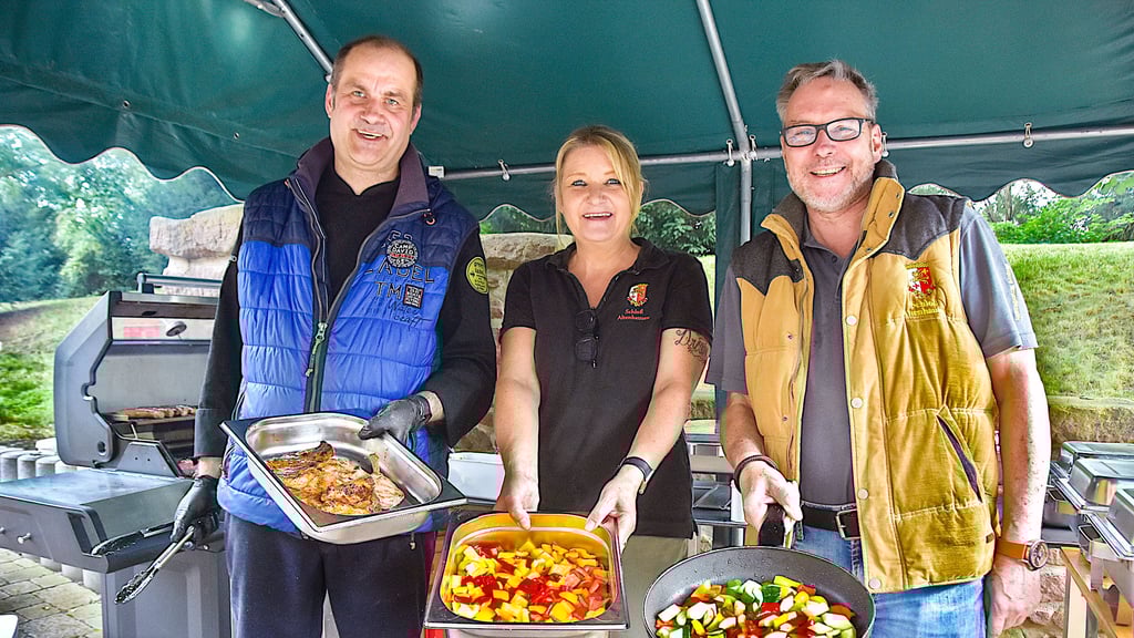 Ines und Stephan Holtorf (rechts) präsentieren zusammen mit Küchenchef Kay Zimmermann das sommerliche Grillbüfett im malerischen Biergarten des „Alten Speichers“ in Altenhausene.