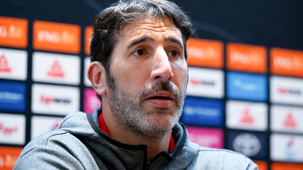 Bundestrainer Mumbru streicht den ersten Basketballer.