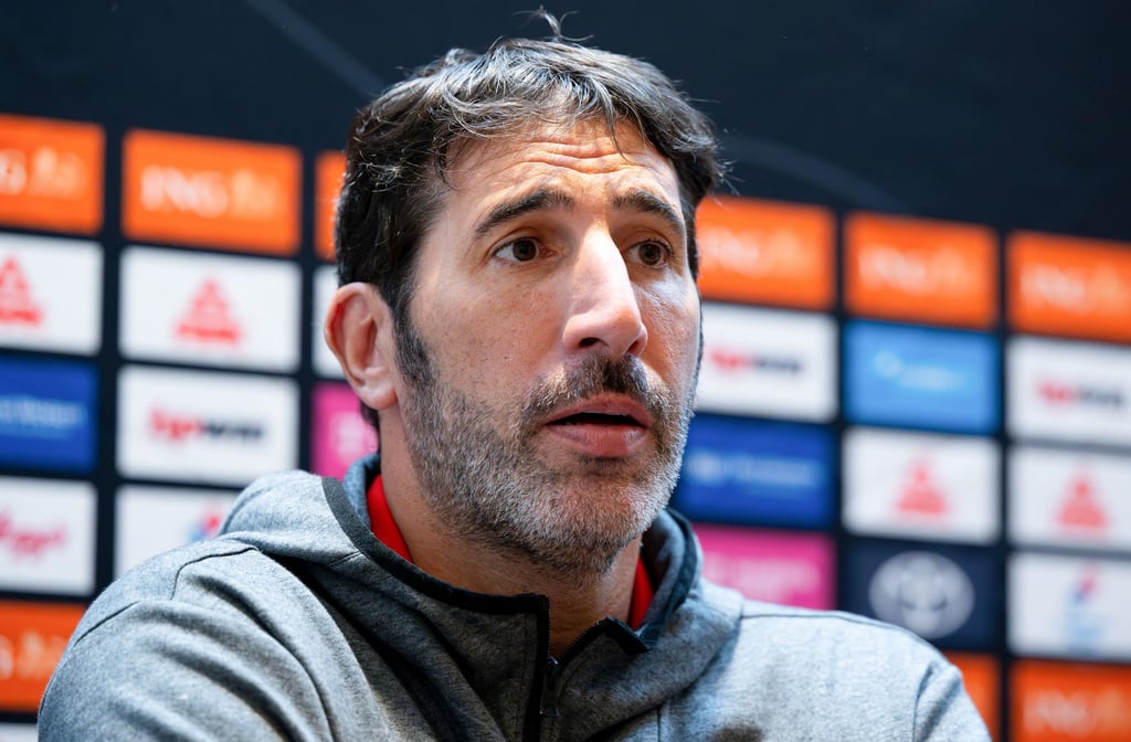 Bundestrainer Mumbru streicht den ersten Basketballer.