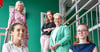 Bürgermeisterin Marlies Cassuhn (hinten von links), Ausbilderin Manja Hellmund und Ausbildungsleiterin Nancy Heynemann begrüßen die Auszubildenden Elin Behrens (vorn links) und Loona Hintz.