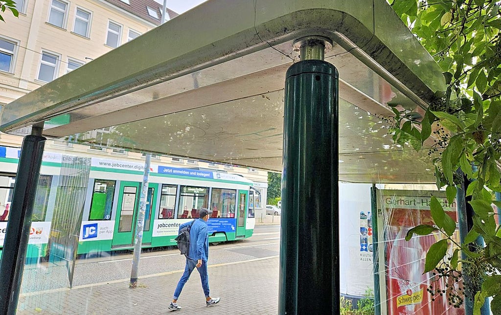 Blick durch Scheiben des alten Wartehäuschens an der Haltestelle Gerhart-Hauptmann-Straße auf die Große Diesdorfer Straße in Magdeburg.