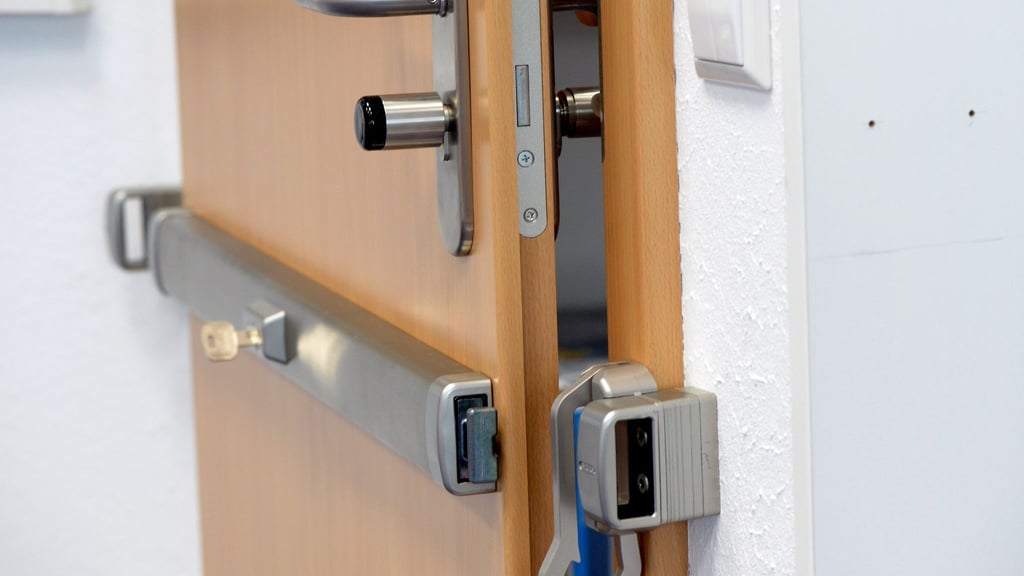 Gut gesichert gegen Einbruch ist die Tür mit einem Querriegelschloss.