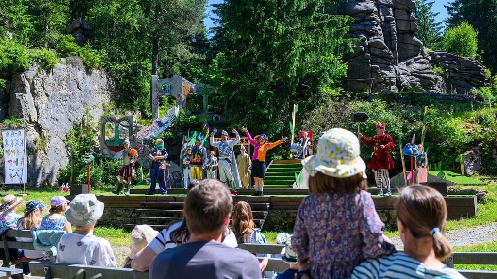 Inszenierungen unter freiem Himmel wie im Naturtheater Greifensteine sind bei Sonnenschein noch attraktiver. (Archivfoto)