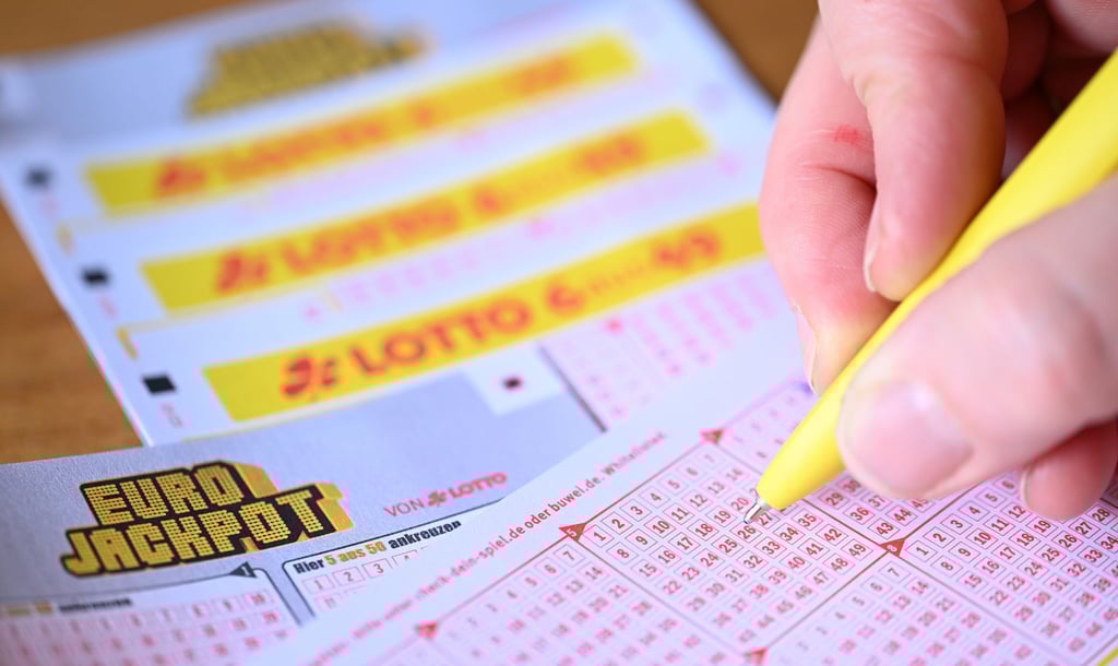 Lottogewinn bleibt steuerfrei: Wer gewinnt, muss die Glückssumme selbst nicht versteuern, egal, wie lange der Gewinn zurückliegt.