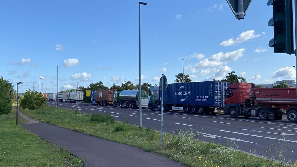 Der Verkehr staute sich bis zur Kreuzung zur Magdeburger Straße in Haldensleben.