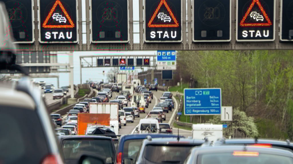 In Thüringen, Sachsen und Sachsen-Anhalt enden die Ferien - der ADAC erwartet ein hohes Verkehrsaufkommen und auch Staus.