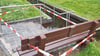 Stillstand am Kneipp-Becken: Die Wassertretstelle im Kalbenser Kurpark ist wegen eines Mauerbruchs seit Wochen gesperrt – das Absperrband signalisiert, dass hier derzeit kein Erfrischen im Storchengang  möglich ist.