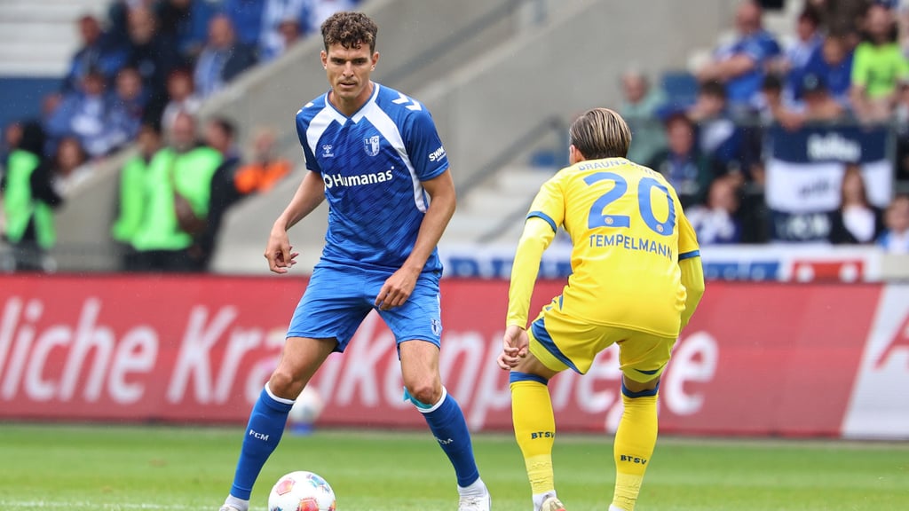 Tobias Müller (links) steht für das Derby in Dresden bereit.