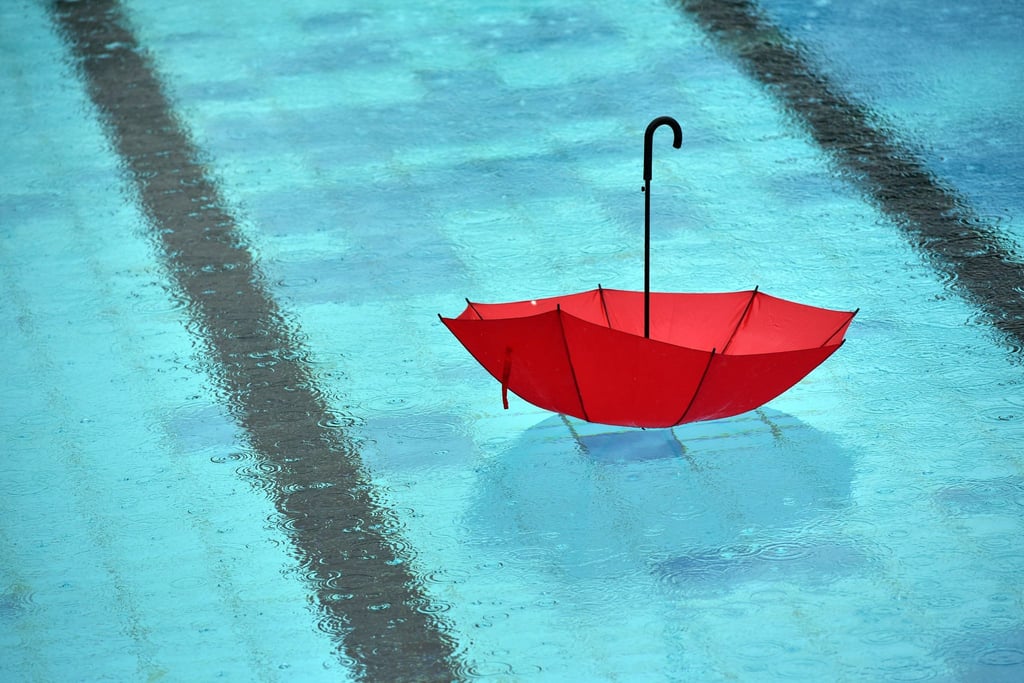 Der Regen vermiest den Freibädern das Geschäft. (Symbolbild)