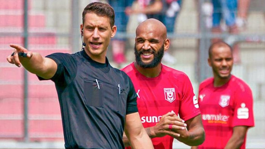 Der Gerwischer Tim Kohnert (links) ist als Schiedsrichterassistent in der zweiten Bundesliga aktiv, Eric Weisbach aus Halle inzwischen sogar als hauptverantwortlicher Unparteiischer.