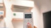 24 Grad: Mithilfe einer Fernbedienung wird die Temperatur einer Klimaanlage im Showroom einer Berliner Firma reguliert.