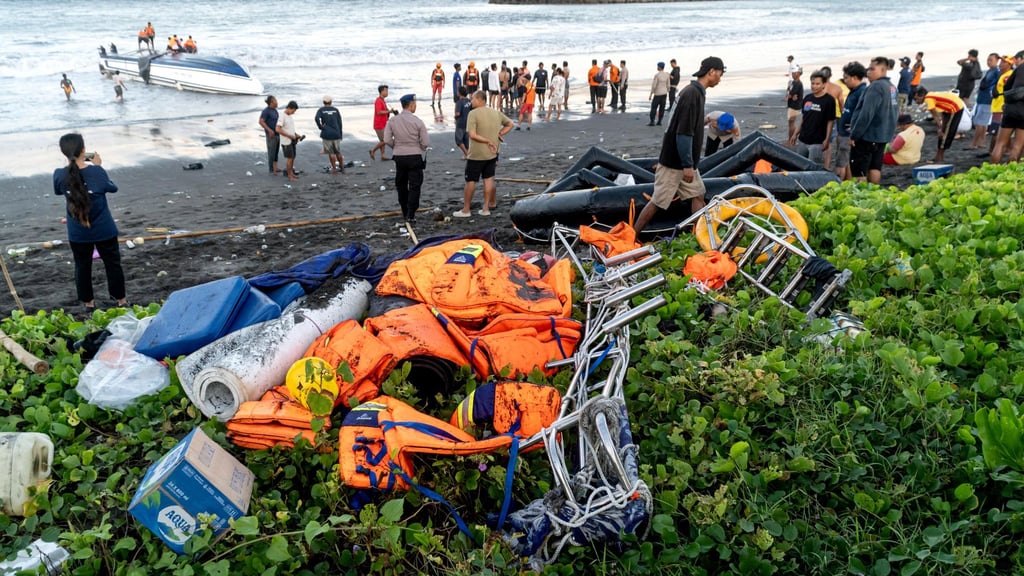 Vor der indonesischen Insel Bali ist ein Touristenboot gekentert.