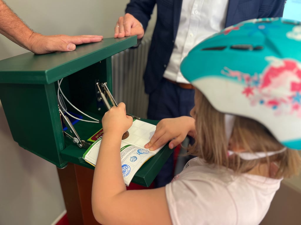 Die kleine Wanderprinzessin Amelie holt sich den ersten Stempel.