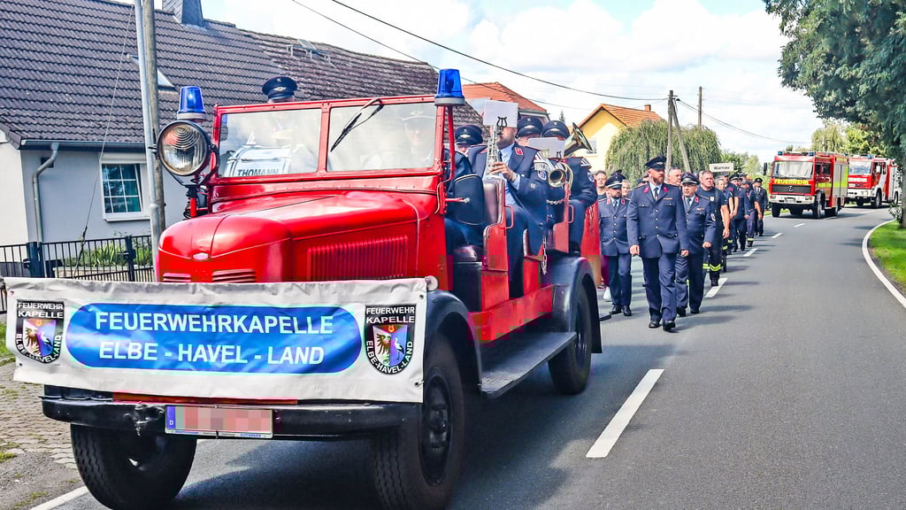Den Festumzug durch Kuhlhausen führte die Feuerwehrkapelle des Elbe-Havel-Landes an.