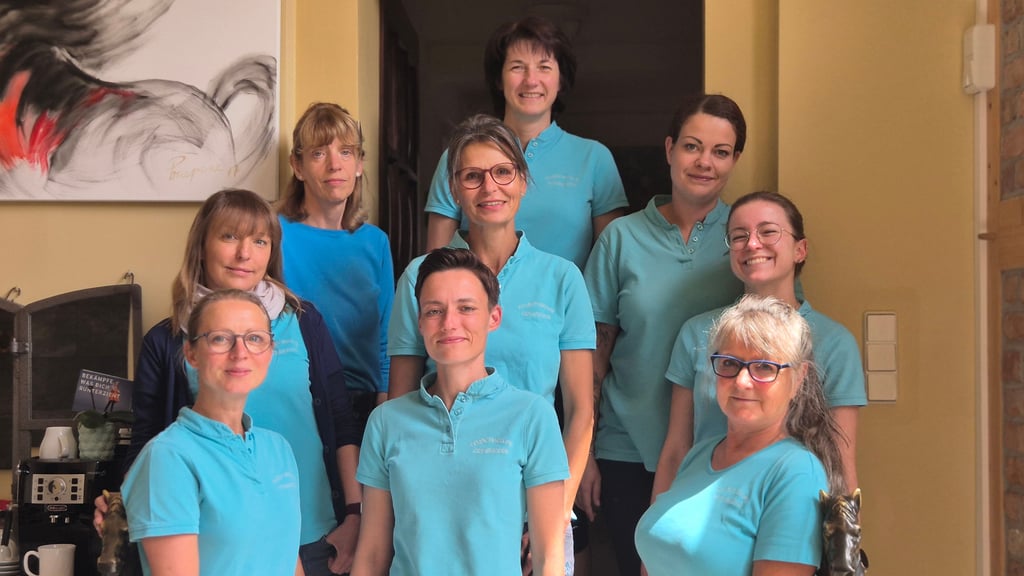 Vor 30 Jahren hat Michaela Krieg (Mitte) ihre Physiotherapiepraxis in Königerode eröffnet. Damals war sie noch allein. Heute kümmert sich ein zehnkömpfiges Team, zu dem auch ein Hausmeister gehört, um Patienten und Praxis.