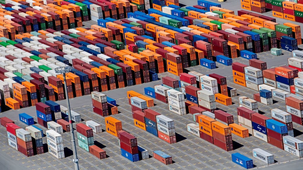 Viele Firmen in Niedersachsen berichten laut IHK von negativen Auswirkungen der US-Handelspolitik. (Archivbild)