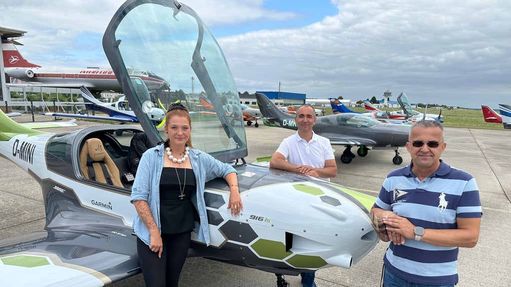 Umgeben von Luxus-Fliegern: Beim VL3-Treffen landeten 20 VL3-Flieger auf dem Flugplatz Magdeburg. Andreas Franke und Elmir Winn (rechts) von der Air Campus Magdeburg GmbH begrüßten Organisatorin Lisa Zosel. Sie ist selbst auch Pilotin.