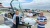 Umgeben von Luxus-Fliegern: Beim VL3-Treffen landeten 20 VL3-Flieger auf dem Flugplatz Magdeburg. Andreas Franke und Elmir Winn (rechts) von der Air Campus Magdeburg GmbH begrüßten Organisatorin Lisa Zosel. Sie ist selbst auch Pilotin.