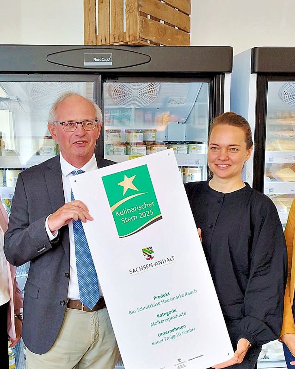 Staatssekretär Gert Zender hat den kulinarischen Stern 2025 an Linda Becker von der Bauer Freigeist GmbH Wiepke übereicht.