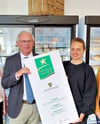 Staatssekretär Gert Zender hat den kulinarischen Stern 2025 an Linda Becker von der Bauer Freigeist GmbH  Wiepke übereicht. 
