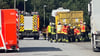 Ein Container-Lastwagen fuhr infolge des Zusammenstoßes mit einem entgegenkommenden Lkw in ein Gebäude.