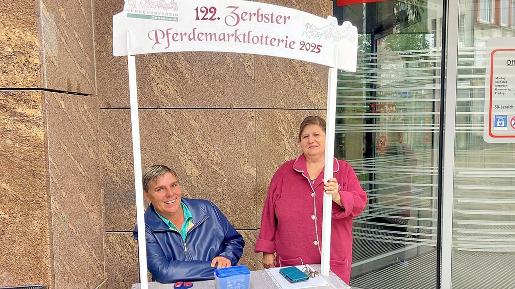Sabine Pfeifer (l.) ist mit der Zerbster Pferdemarktlotterie eng verwurzelt. Unterstützung erhält sie auch von ihrer Schwester Ute Leps.