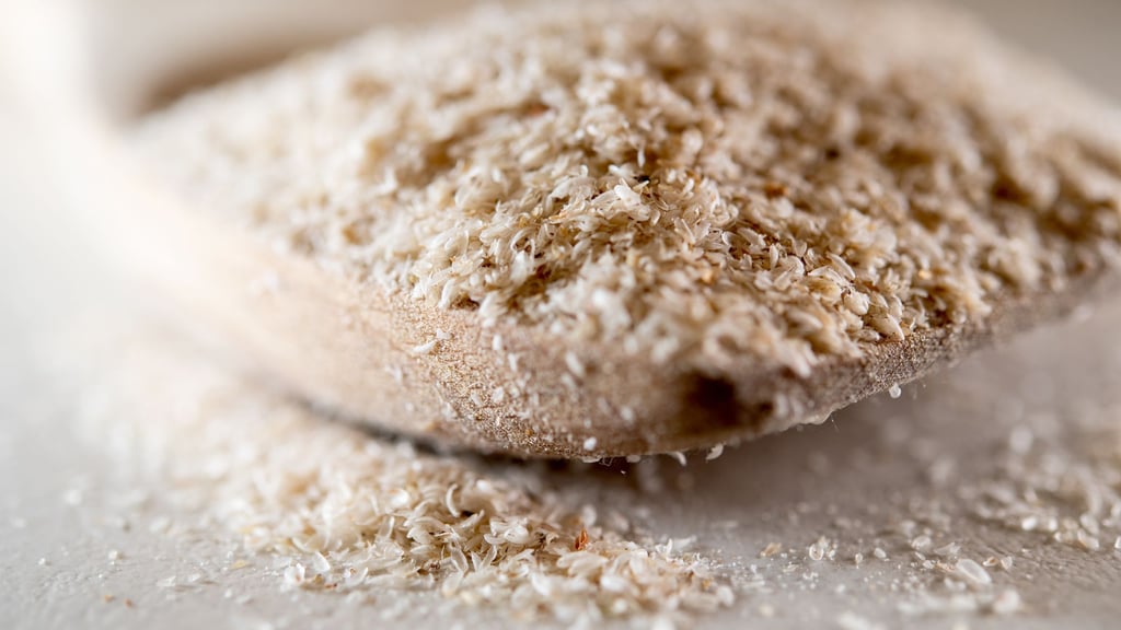 Hilfe bei Verdauungsproblemen: Flohsamenschalen können sowohl bei Durchfall als auch bei Verstopfung wirken.