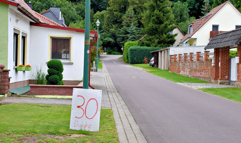 Während der Normalverkehr für die Zeit der Bauarbeiten an der Haarnadelkurve der L 25 bei Weteritz eine Umleitung über Solpke und Sylpke fahren muss, gilt für Weteritz eine eigene Umleitung. Die wird aber zunehmend auch von Auswärtigen genutzt – sehr zum Ärger der Weteritzer. Zumal auch viele Fahrer sich nicht an das in Weteritz geltende Tempo 30 halten würden.