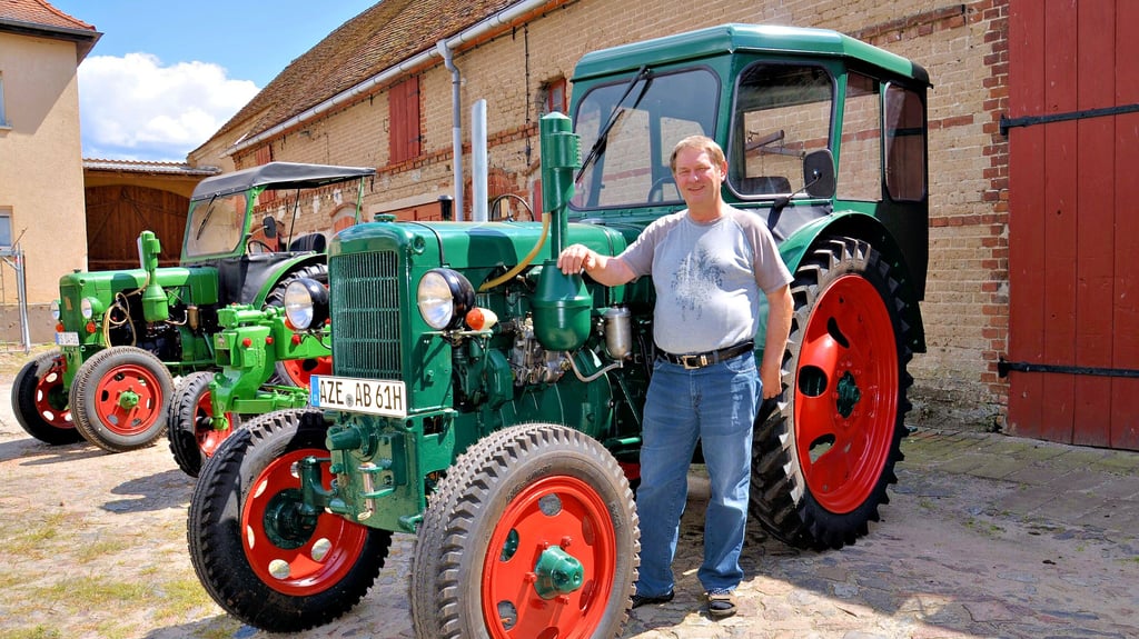 Detlef Both aus Mühro liebt alte DDR-Technik. Besonders hat es ihm der Trecker RS 04/30 angetan. Dieses Modell des Baujahrs 1954 hat er so detailgetreu wie möglich rekonstruiert.