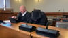 Der Angeklagte (r) sitzt im Verhandlungssaal des Landgerichts neben seinem Anwalt Rolf Franek. (Archivbild)