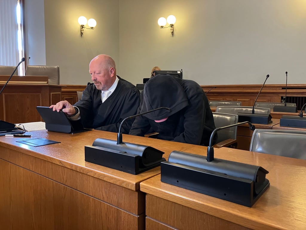 Der Angeklagte (r) sitzt im Verhandlungssaal des Landgerichts neben seinem Anwalt Rolf Franek. (Archivbild)
