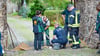 Michaela Wolf unterhält sich mit den Helfern der Feuerwehr, die den neuen Poller in der Einfahrt installieren.