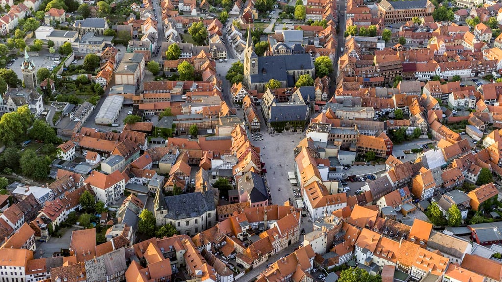 Mitten in Quedlinburg wird zum ersten Spatenstich für ein Projekt eingeladen, auf dessen Realisierung seit Jahren hingearbeitet wird.