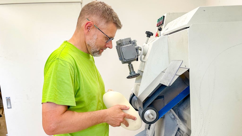 Orthopädieschuhtechnikermeister Kai Krobitzsch beim Schleifen einer individuell angepassten Einlage in seiner Werkstatt in der Saline-Passage Bad Dürrenberg. Rund 25 Paar Einlagen werden hier pro Woche gefertigt.