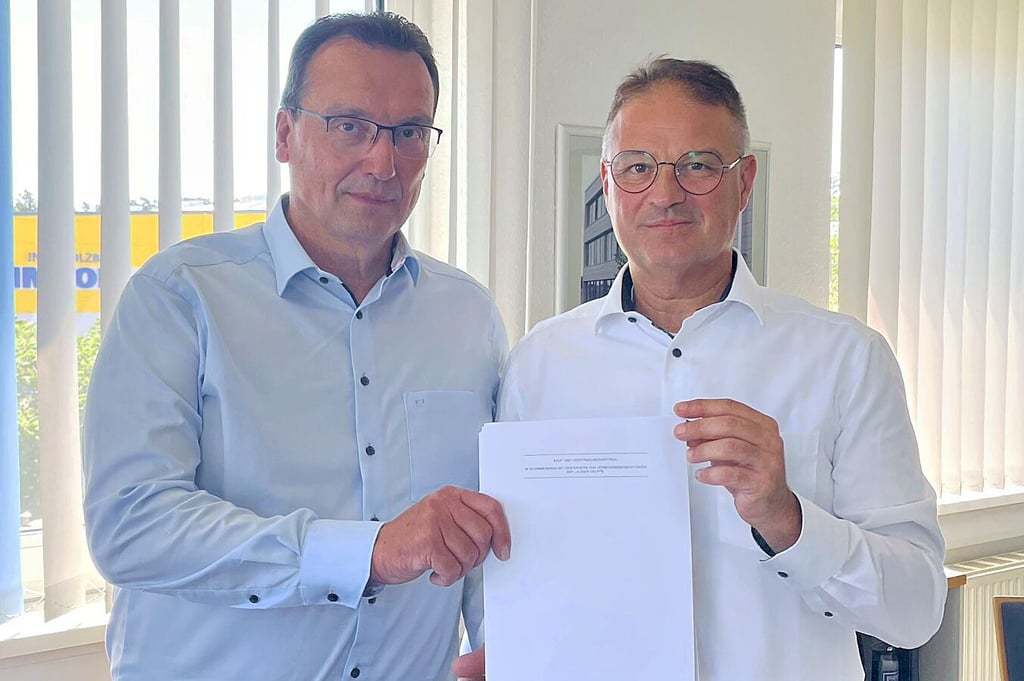 Die Geschäftsführer Reiner Stemmer (v.l.) und Marco Candido bei der Vertragsunterzeichnung zur Gründung der Laukien Profile GmbH in Burg.