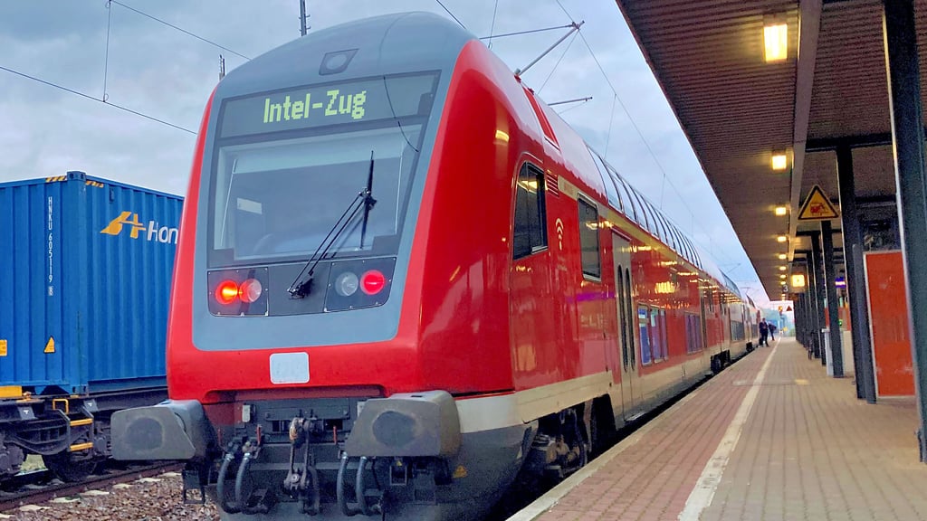 Ab 2028 soll zwischen Burg, Magdeburg und Schönebeck eine neue S-Bahn pendeln. Da sie Mitarbeiter der geplanten Chipfabrik hätte zur Arbeit bringen können, wurde sie von vielen als „Intel-Zug“ bezeichnet.  Nun ist klar, dass der US-Konzern nicht kommen wird. 