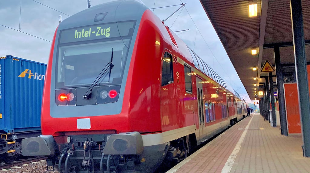 Ab 2028 soll zwischen Burg, Magdeburg und Schönebeck eine neue S-Bahn pendeln. Da sie Mitarbeiter der geplanten Chipfabrik hätte zur Arbeit bringen können, wurde sie von vielen als „Intel-Zug“ bezeichnet. Nun ist klar, dass der US-Konzern nicht kommen wird.