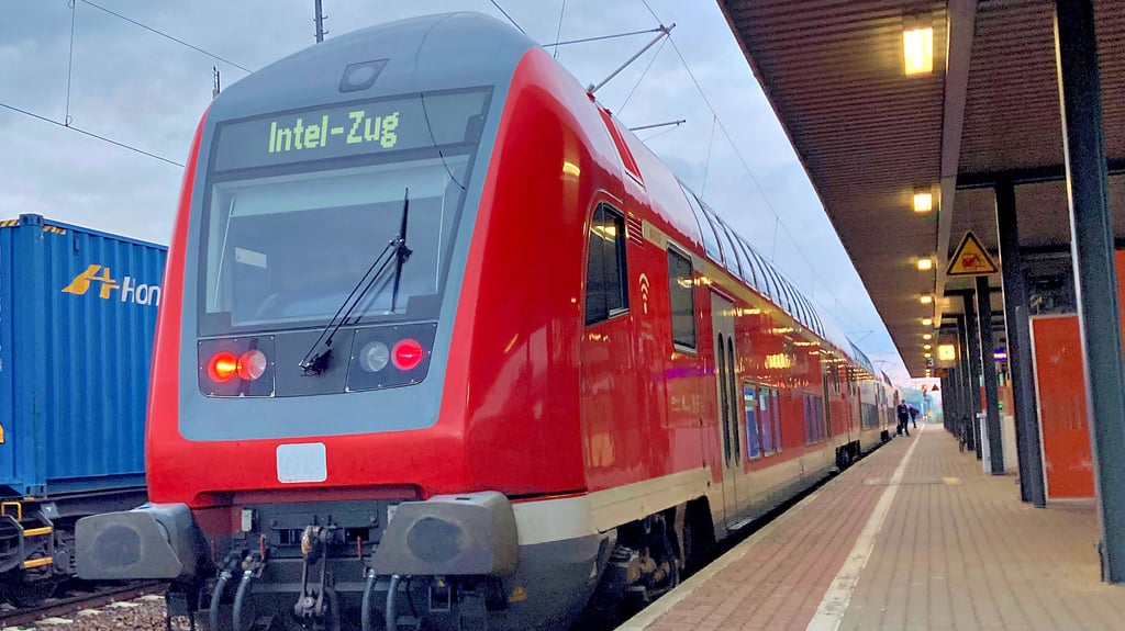 Ab 2028 soll zwischen Burg, Magdeburg und Schönebeck eine neue S-Bahn pendeln. Da sie Mitarbeiter der geplanten Chipfabrik hätte zur Arbeit bringen können, wurde sie von vielen als „Intel-Zug“ bezeichnet. Nun ist klar, dass der US-Konzern nicht kommen wird.