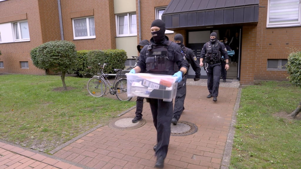 Schlag gegen chinesische Schleuserbande: Die Polizei rückt zu Durchsuchungen in Hannover und mehreren anderen Städten aus.