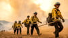 Mehr als 2.000 Einsatzkräfte kämpfen gegen das „Gifford Fire“ in einem Waldgebiet nahe Santa Barbara.
